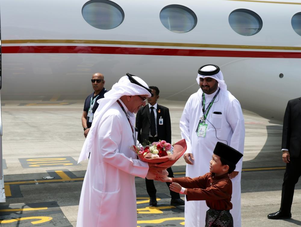malaymail's tweet photo. Bahrain Crown Prince arrives in Malaysia for special visit as Sepang hosts Formula One weekend. https://t.co/97rEzj5Q69 https://t.co/Zf739TjXvH