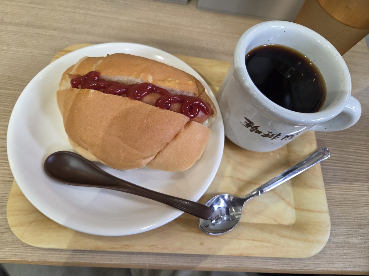 traitor_human's tweet photo. 何となくは行った喫茶店がいい感じだった。 https://t.co/NaJH7h2K3g