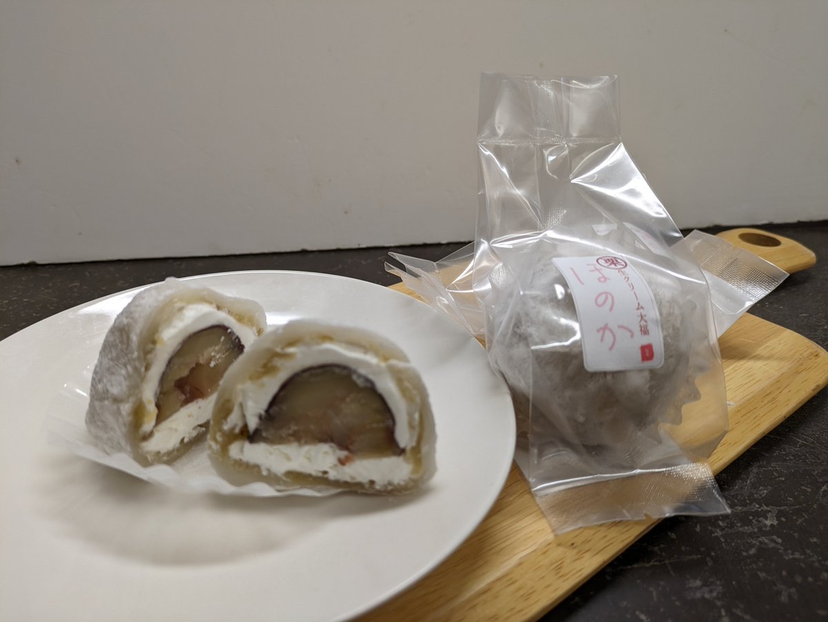 misatonapai's tweet photo. 栗渋皮煮を生クリームで包みさらに栗あんで包んだ大福です。
白玉の柔らかな求肥から栗あんの香りを楽しむと、最後に味をしみこませた栗渋皮煮に辿り着く。とくどい説明になりましたが、口のなかで次々に変化する
みさとなパイお勧め新作生クリーム大福「栗ほのか」です。 https://t.co/DGHuzsY8qC