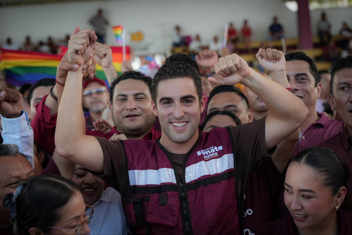 GinoSeguraV's tweet photo. Hace 15 años Morena nació como asociación civil, desde abajo, caminando y organizando. 

Hoy en Chetumal reconocí a nuestras fundadoras y fundadores, quienes construyeron esto desde la convicción. Y esa es también la fuerza de Morena: un movimiento que sabe renovarse sin olvidar de dónde viene.

Dirigido a la militancia de Morena