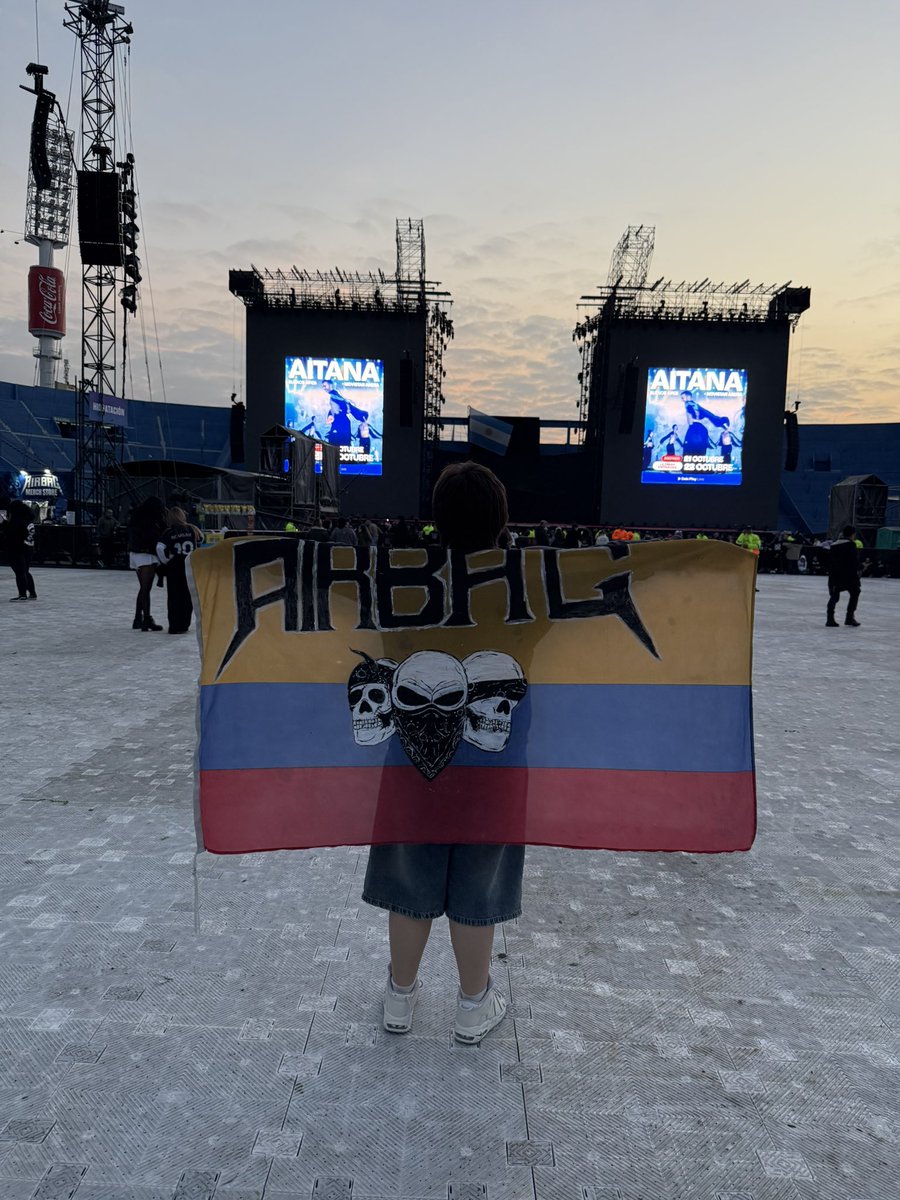 erickkapthsut's tweet photo. la bandera quedó re chueca, pero sobrevivió al 18/12 y al 31/05, algo es algo https://t.co/RaeItNFUhk