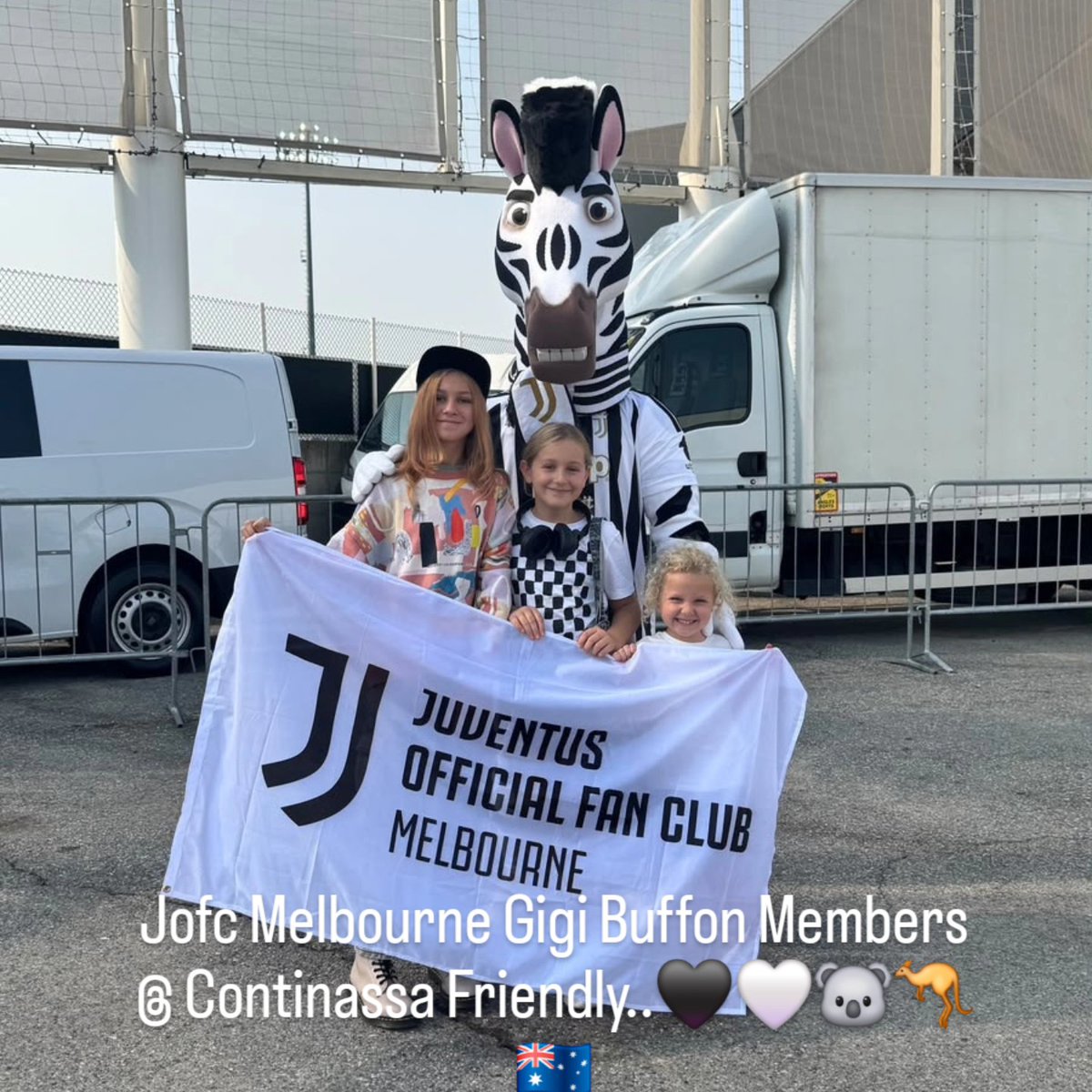 jcdmelbourne's tweet photo. Big Thankyou to the Circhirillo family for supporting Jofc Melbourne Gigi Buffon @ the Continassa friendly against Cremonese...😍🖤🤍🐨🦘🇦🇺🇮🇹
#FinoAllaFine #Jcdmelbourne #Gigibuffon https://t.co/DJZ3Lgsi0F