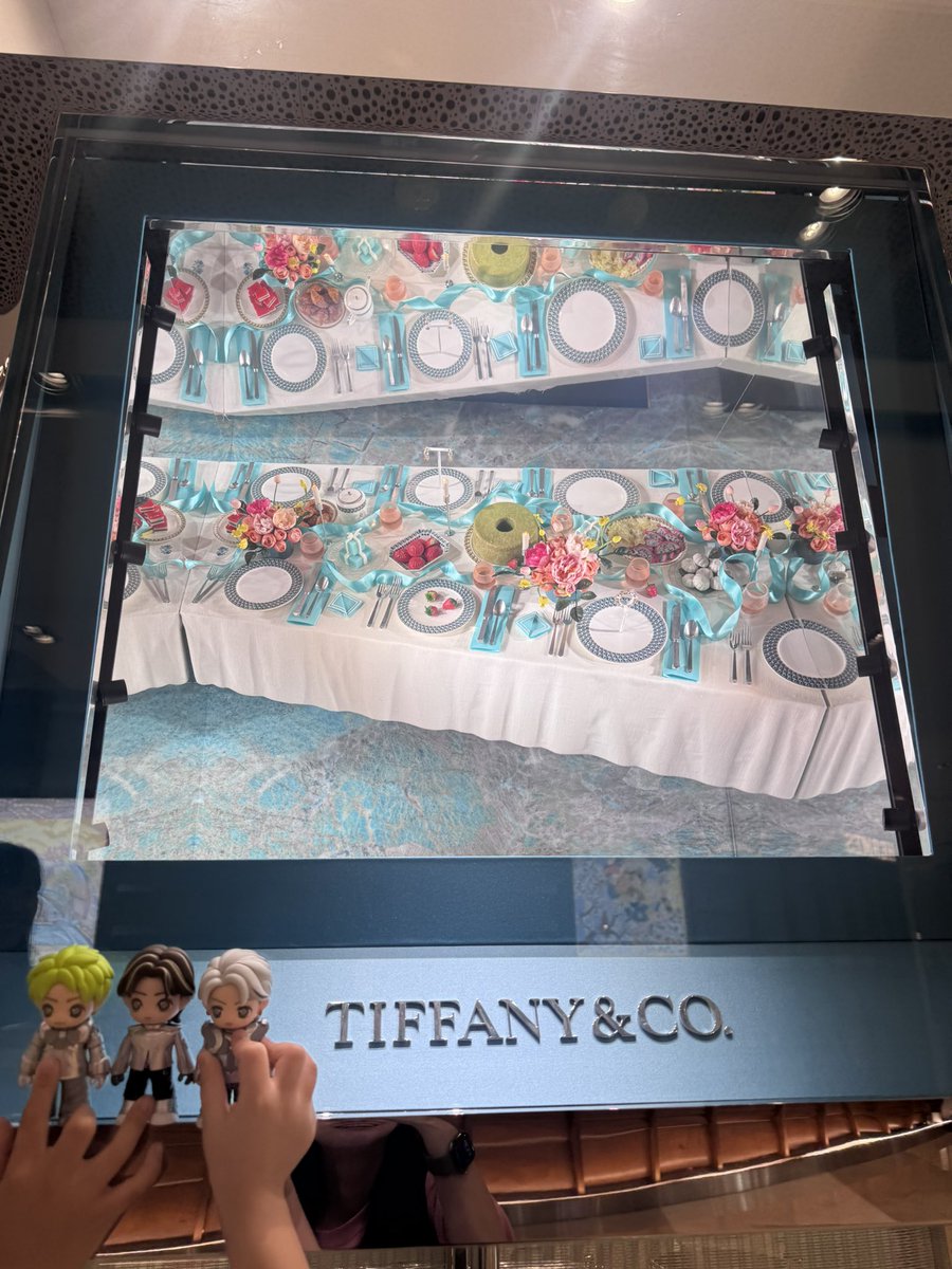 _iLYs1030's tweet photo. #Number_FiGURES と一緒に初海外出張🥰ファーストストップは❤️ちゃんに案内していただいたTiffany Box Cafe 🫖神宮寺ブルーに囲まれてとても可愛くて、幸せな空間🩵メッシュぐうじをフィギュアの形に残してくださって嬉しい☺️やっとEveryday Meeting終わって、一息😮‍💨 https://t.co/O1ploRRNVj