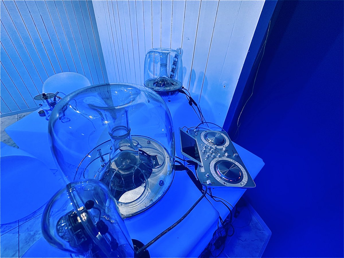BulletsBar's tweet photo. BBの姉妹店
「Shisha Sonic Sea Sea」
青と白に包まれた海のラウンジで
シーシャと夜スイーツを。
女性は基本料金半額✨
BBと同じビル2階です😁

#SeaSea
#シーシャ 
#夜スイーツ 
#守口 https://t.co/YUzSxG6roI