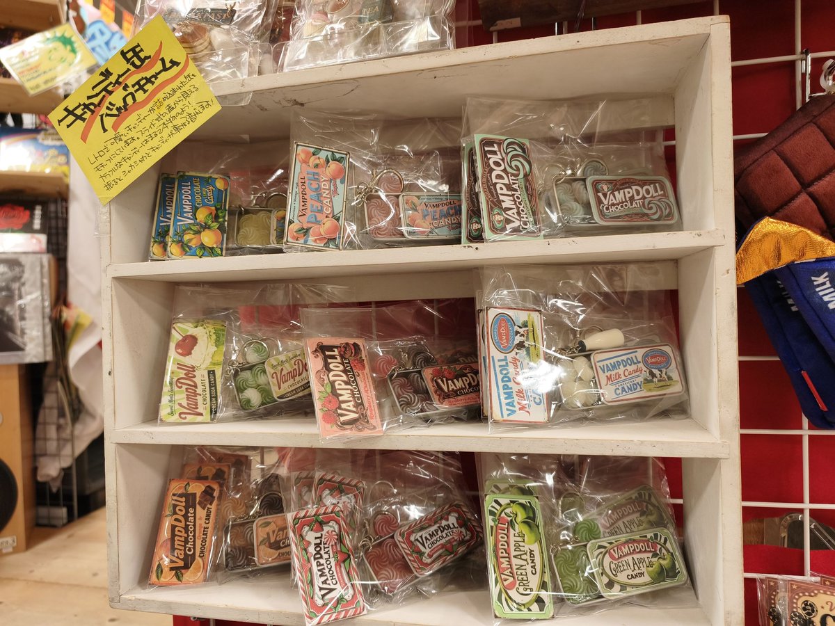 vvsendailoft's tweet photo. 本日よりVampDoll Chocolate様のチャームをお取り扱いいたします！
デザフェスでも超！大人気のまるで本物のお菓子そっくりなチャームがヴィレヴァンで買えちゃいます！
仙台ロフト7Fまで遊びにきてねー！ https://t.co/2EuqJSnwyg