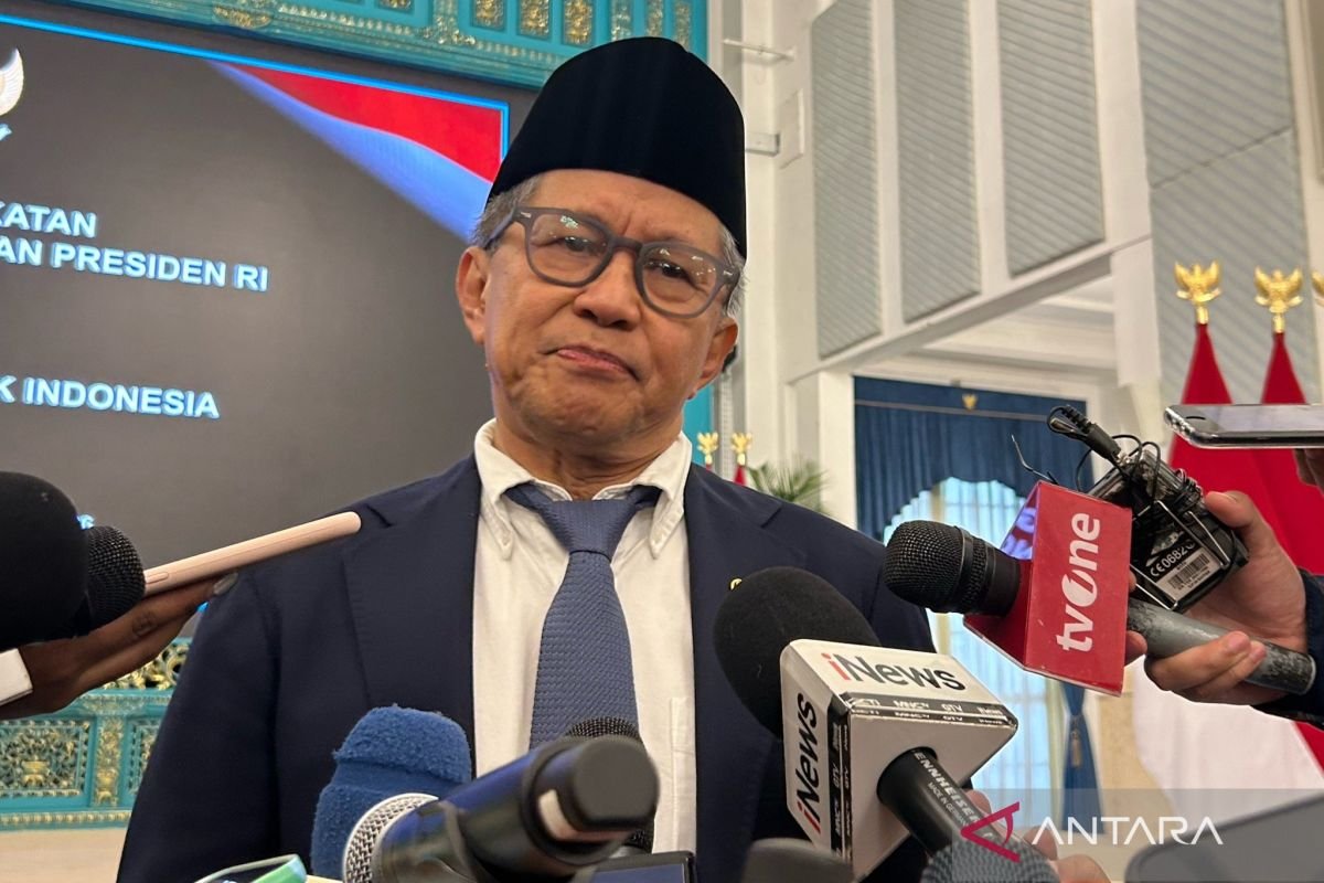 LambeSahamjja's tweet photo. tugas wantimpres (dewan pertimbangan presiden) gaji 76,5 jt perbulan 

kasih nasihat dan pertimbangan ke presiden soal cara menjalankan pemerintahan

nasihat ini wajib dikasih, baik diminta presiden maupun tidak

bisa disampaikan sendiri-sendiri per anggota, atau bareng-bareng atas nama seluruh dewan

yang gak boleh
gak boleh bocorin atau nyebarin isi nasihat ke siapa pun

jadi isi masukan mereka ke presiden sifatnya rahasia
yang boleh kalau diminta presiden

ikut rapat kabinet
ikut kunjungan kerja dan kunjungan kenegaraan

posisinya
ada di bawah presiden dan bertanggung jawab ke presiden

tapi soal gaji dan fasilitas, setara dengan menteri