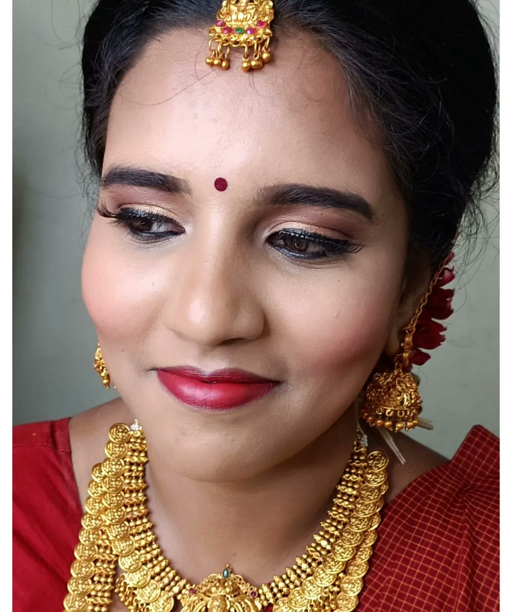 kseaocean's tweet photo. Makeup and a smile. For bridal makeup bookings, contact 9944536630. https://t.co/1oPkBJCwh7
