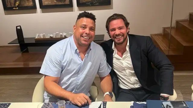 futebol_info's tweet photo. Fundo de Vorcaro emprestou R$ 28 milhões ao Cruzeiro, a pedido de Ronaldo.

O empréstimo aconteceu quando o ex-jogador ainda comandava a SAF cruzeirense, em 2024. O valor inicial foi de R$ 25 milhões e chegou a R$ 28 milhões com juros.

O dinheiro saiu do fundo Victória, do qual Vorcaro também era dono, e a operação consta no balanço de 2024 do Cruzeiro.

As mensagens foram divulgadas pela revista Veja a partir do celular do banqueiro, obtidas pela Polícia Federal.

🗞️ @Estadao 
📸 Reprodução
