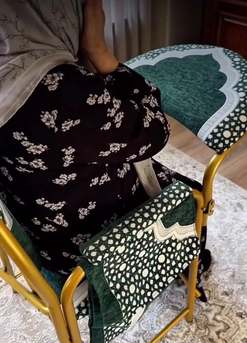 sanasphrodite's tweet photo. SEMOGA MASUK SURGA, SIAPA PUN YANG KEPIKIRAN BIKIN INI 😭🫶🏻

Kursi begini ternyata kepake banget buat orang tua yang udah nggak kuat salat sambil berdiri. Buat yang lagi pemulihan setelah operasi, termasuk ACL, juga bisa jadi sangat membantu 🥹 https://t.co/H7zpnz0VEh