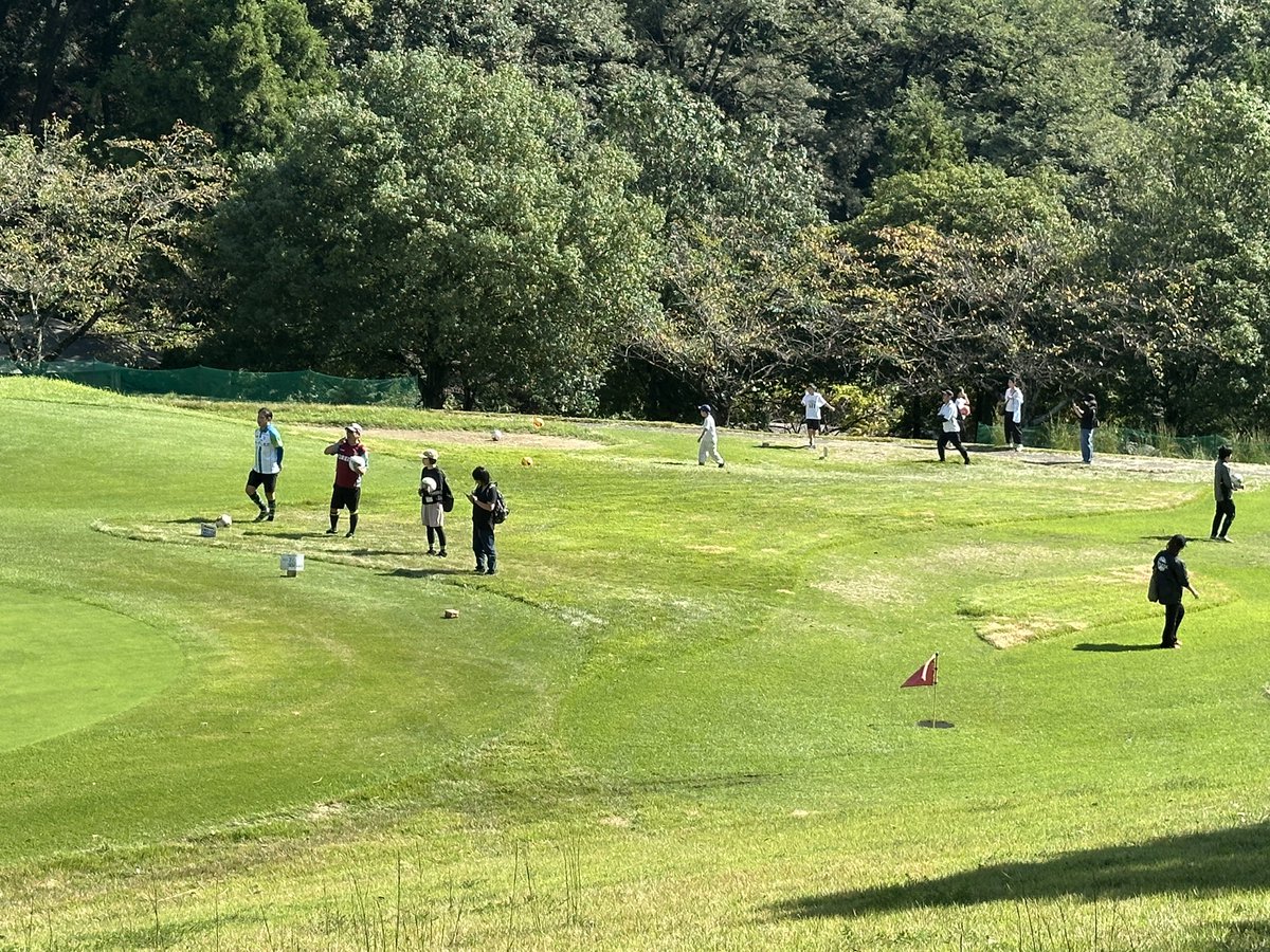 hohohgolf's tweet photo. 今日は伊勢崎市役所主催のフットゴルフ教室を開催してます！
講師に田中友樹選手、高田琉我選手が来てくれています！
総勢28名が大型バスでご来場です⛳️⚽️
最高の天気☀️みんなとても楽しそうです😁 https://t.co/PfUm9z3NK8