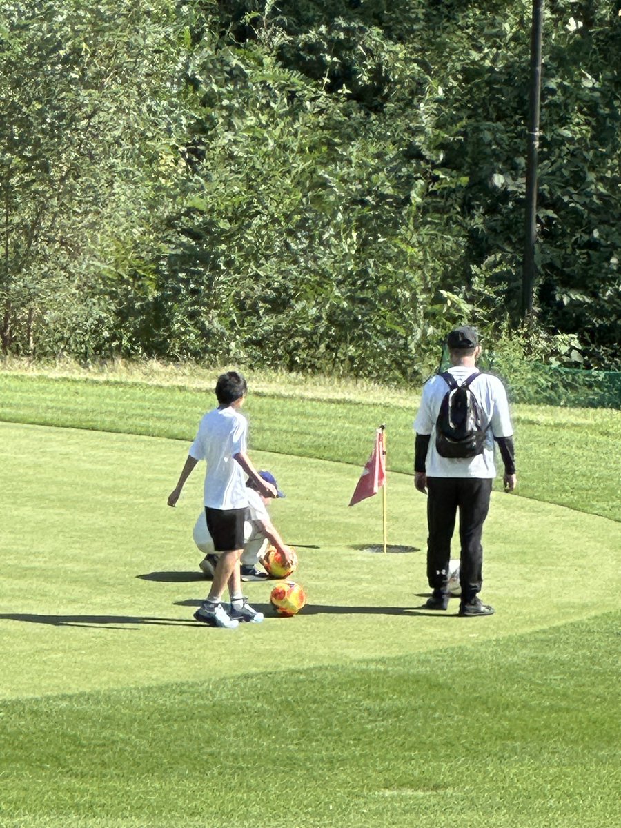 hohohgolf's tweet photo. 今日は伊勢崎市役所主催のフットゴルフ教室を開催してます！
講師に田中友樹選手、高田琉我選手が来てくれています！
総勢28名が大型バスでご来場です⛳️⚽️
最高の天気☀️みんなとても楽しそうです😁 https://t.co/PfUm9z3NK8