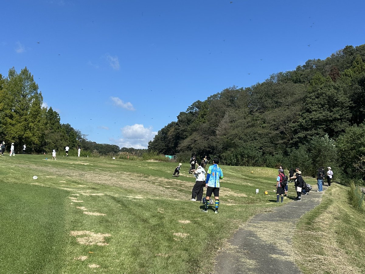 hohohgolf's tweet photo. 今日は伊勢崎市役所主催のフットゴルフ教室を開催してます！
講師に田中友樹選手、高田琉我選手が来てくれています！
総勢28名が大型バスでご来場です⛳️⚽️
最高の天気☀️みんなとても楽しそうです😁 https://t.co/PfUm9z3NK8
