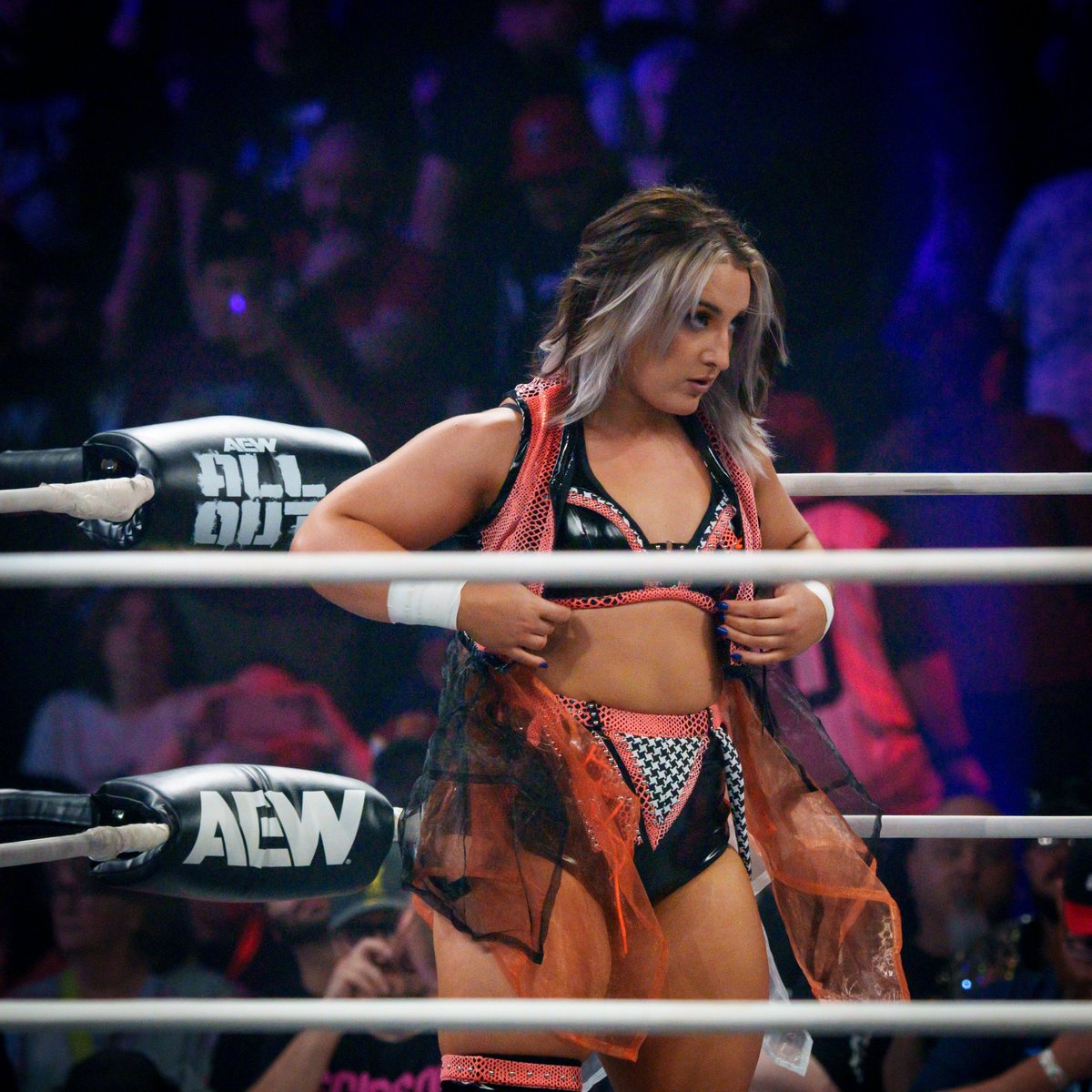 JJWilliamsWON's tweet photo. Dani Luna in an All Elite Wrestling ring. 

@DaniLuna_pro 

#AEWALLOUT https://t.co/mwHWgffrxQ