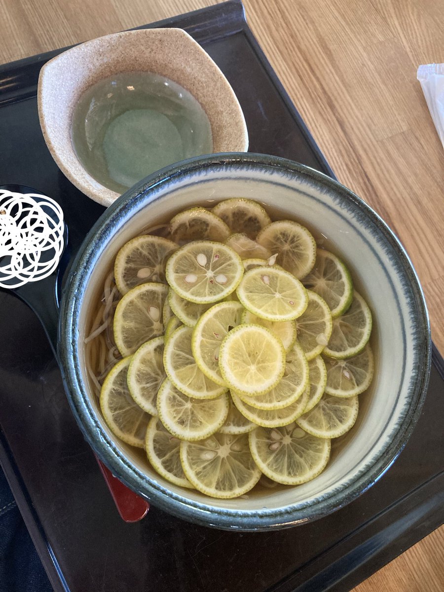 7_skks_Allen's tweet photo. 昨日、友達とランチ行って来たー٩( 'ω' )و
夏季限定だから、もうないだろうなぁって諦めてた冷やしすだち蕎麦あったー‼︎(((o(*ﾟ▽ﾟ*)o)))
大好きで毎年食べに行ってるんだよね‼︎
天ぷら盛り合わせ1人前を2人でシェアして、お腹いっぱい！
また食べに行こー✨ https://t.co/HTniDqjFst