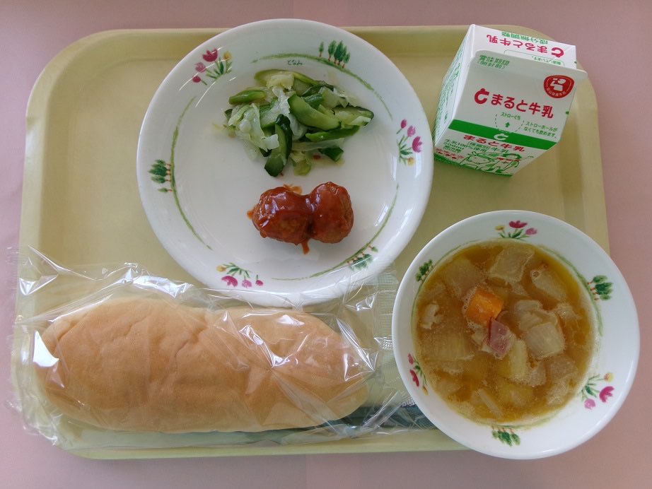 kouteiperu53734's tweet photo. 給食毎回量少なめで、小1の娘さんがいる人がおかわりの方が少ないらしい😔
給食費無償にしたからじゃない？💧
毎月5000円しかせんとだけん、とった方がいいよこれは
#給食 https://t.co/4F6VggJTul