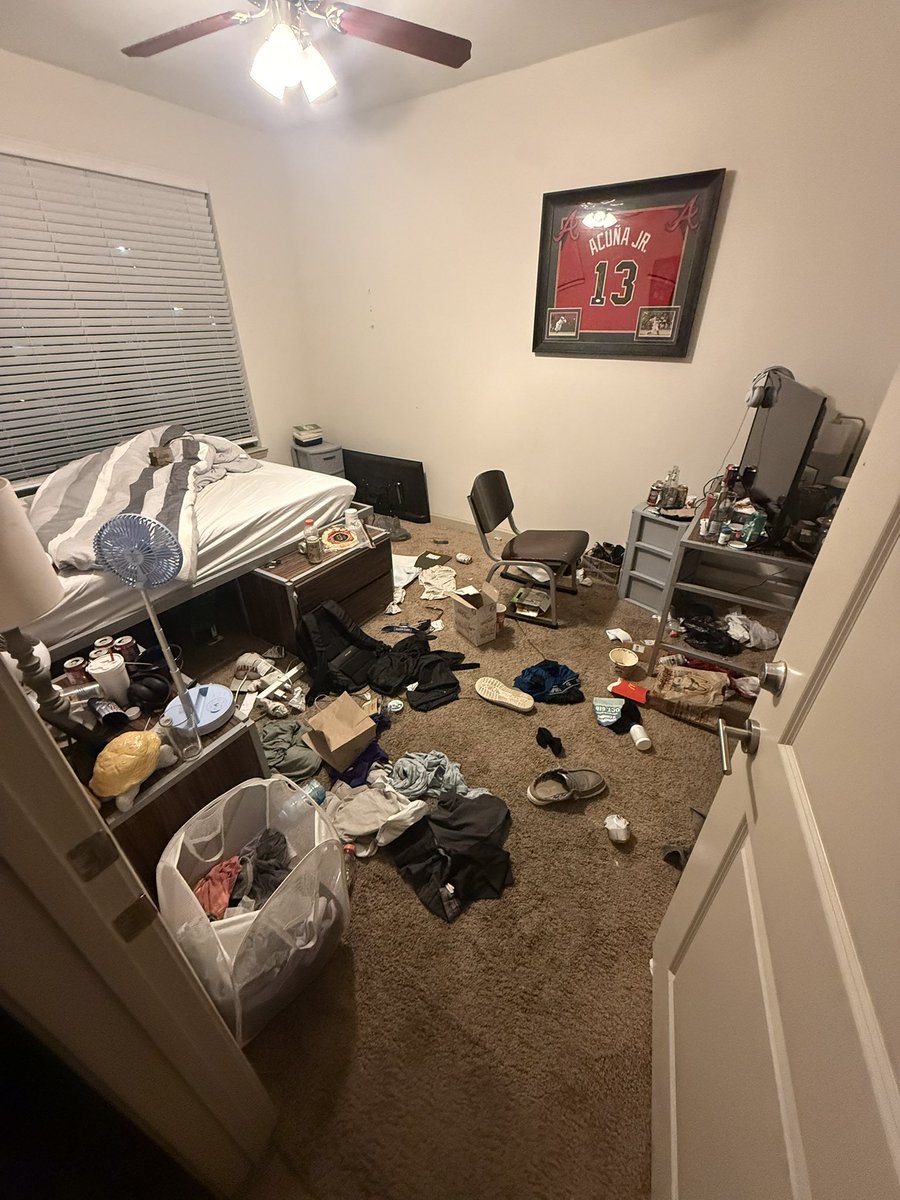 Martyfunkreb's tweet photo. I want to kill my roommate. How can someone live like this https://t.co/6I4H4XkxRM