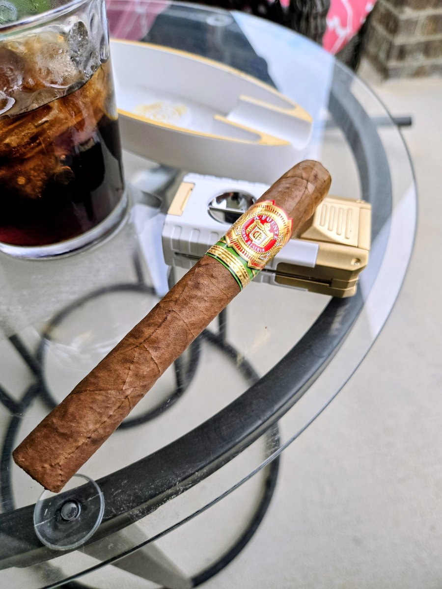 AntMan2270's tweet photo. Now I can see why so many people are in love with this cigar.  Happy Fuente Friday. #FuenteFriday #cigars #cigar #cigarlovers #cigarshow #cigarlifestyle #cigarlifestyle https://t.co/5ZZHIIb8t2