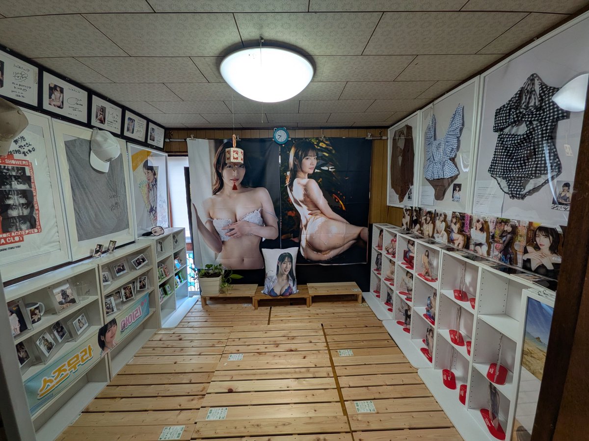 airi211321's tweet photo. ＃鈴村あいりさんPRESTIGEのセル店販売用B0布ポスター
折り目が少なくなったので定位置の鈴村さん部屋に移動！夏場はこの部屋40℃くらいになってたので立ち入り危険状態だったけどここ数日涼しくなってきた👍 https://t.co/AKr4CXtv8a