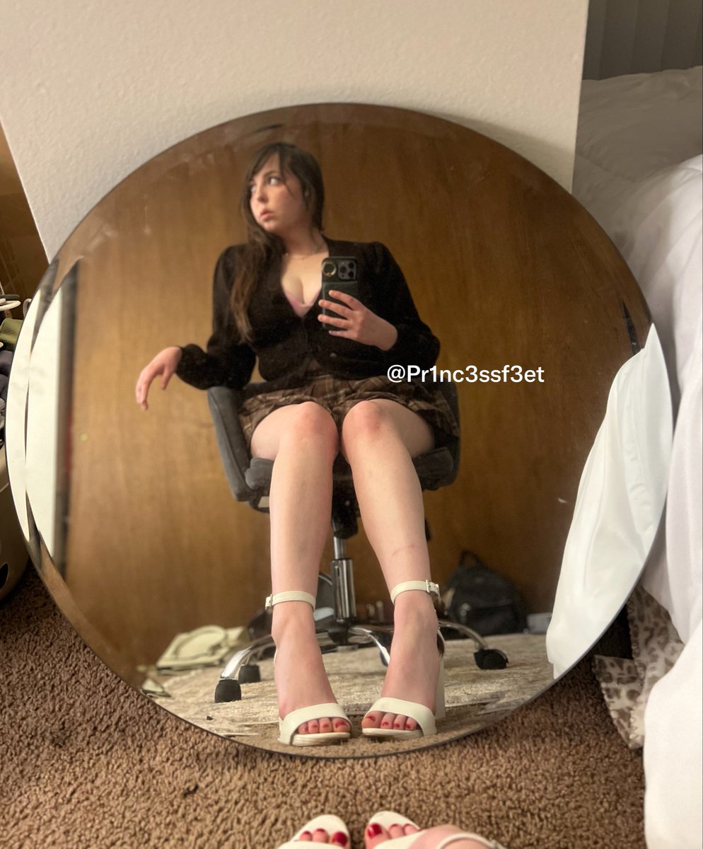 Pr1nc3ssF3et's tweet photo. Dressed to rule, built to be obeyed 👑

My weekend schedule is open for real spenders only. Tribute before you message Me 💸 https://t.co/aXrvEEg0BX