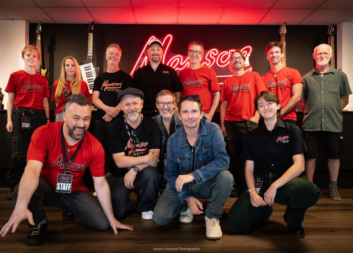 muse_argentina's tweet photo. 🎸✨️ Nueva foto de Matt junto al equipo de Manson Guitars. #MuseLive #Manson https://t.co/mxG0we8sWb