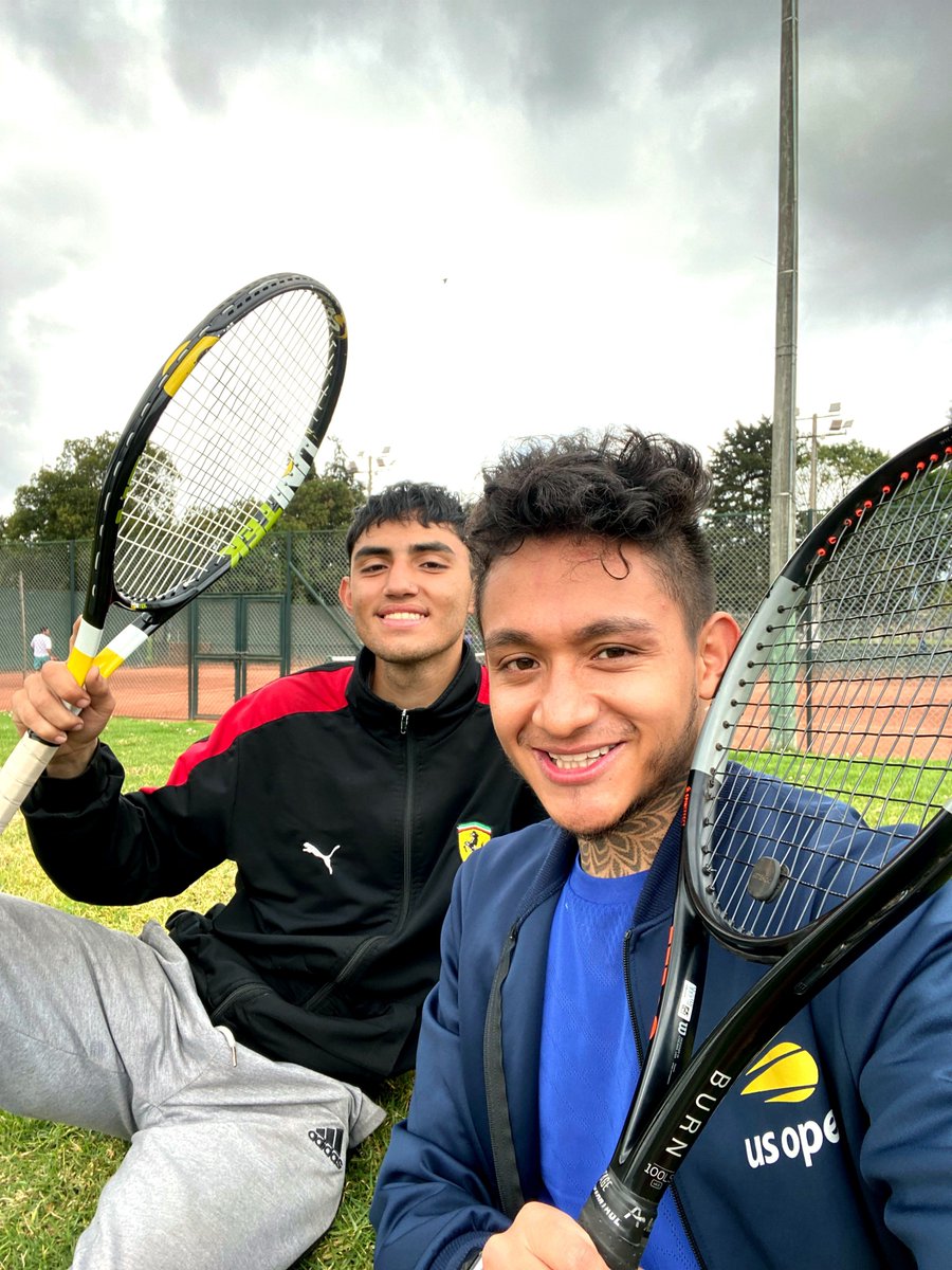 San_tiagoo2805's tweet photo. Nada mejor que terminar las vacaciones con una practica de tenis 🎾 con el señor creador del juego. 💯💥

Ahora sí tenganse duro del bus que se viene Portal Sur.🏗️ 
@DevTatan #BogotaTMBus #kingdomStudio https://t.co/g6I8Wst0ma