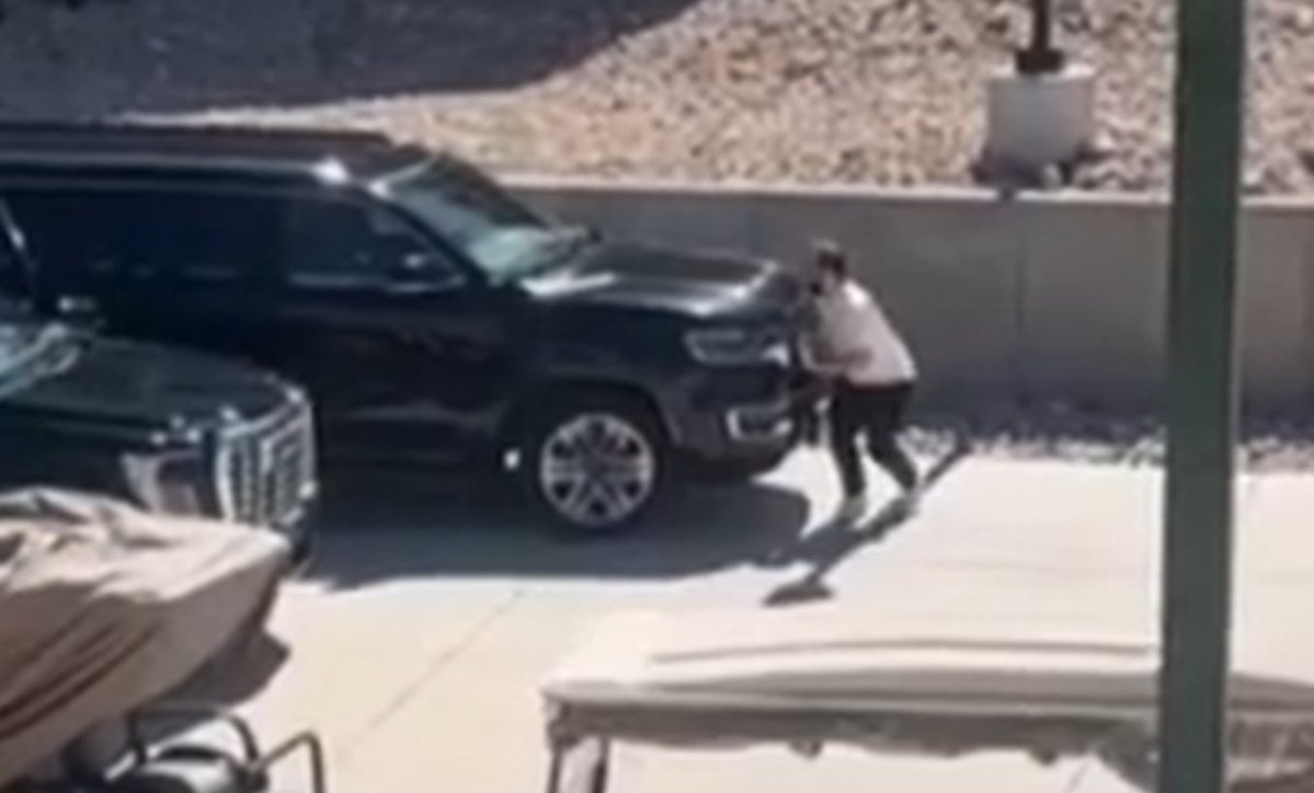 zoozoosop's tweet photo. @DenyTheMarkClub @Kryptik1326 We now know one of the Visual Impulse guys was doing something to that Wagoneer. Thanks for the links; I'll pay attention to this car further. Thanks also for making me realize it's WagonEEr... I thought it 'Wagoner' 😂 https://t.co/ZN7I3BTrea