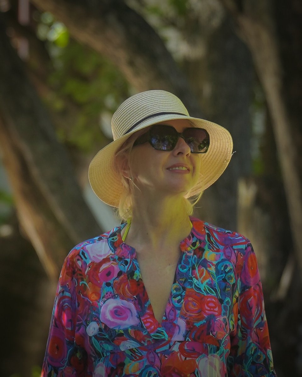 OctavoBLAM's tweet photo. The ultimate anti-aging treatment: Maldives on my face. After a few vacation days, my jawline looks 5–7 years younger. Where do jowls and marionette lines disappear to? A delightful mystery. Share places where you get younger inside and out. https://t.co/wEt89DAj4r