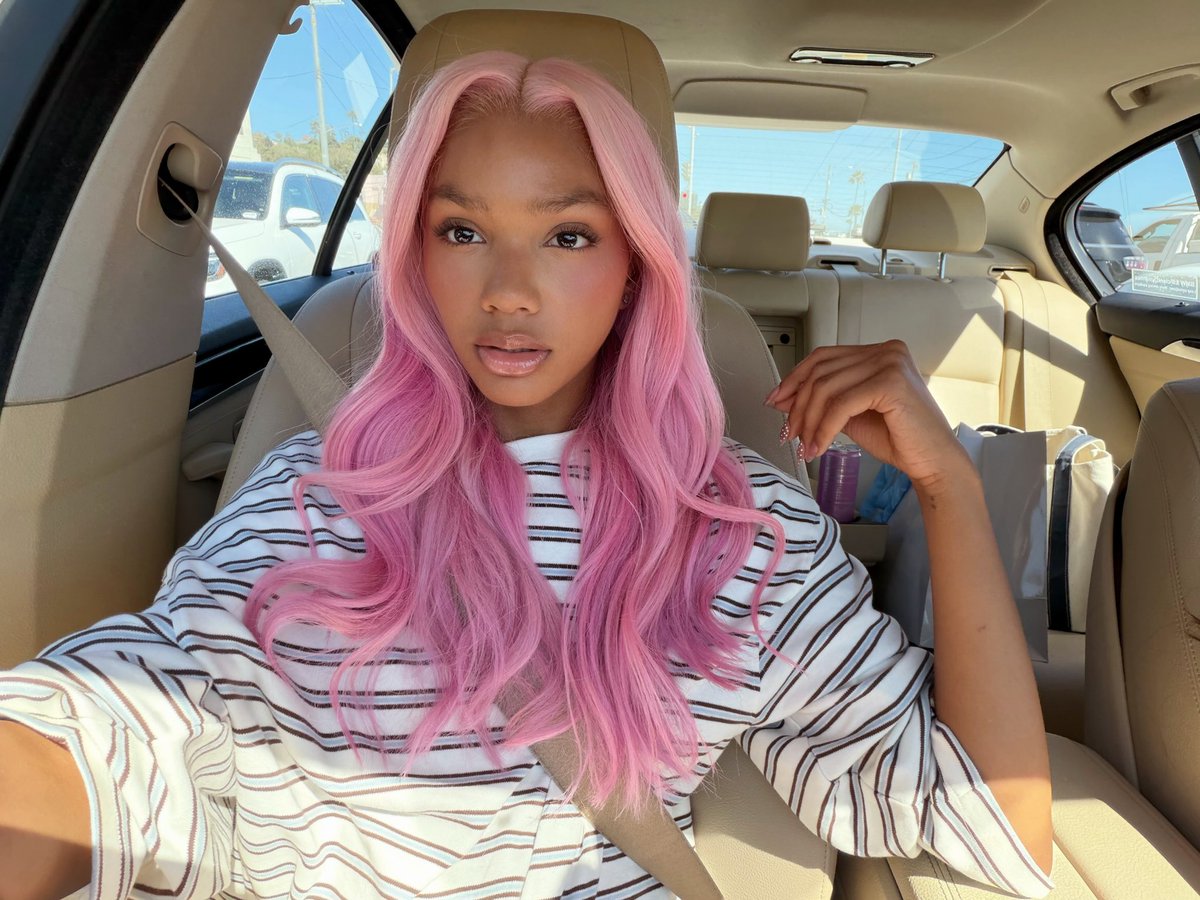 xoxoozoey's tweet photo. pink haired melanie you will always be famous ⋆｡‧˚ʚ🎀ɞ˚‧｡⋆ https://t.co/nuPRdgBXe5