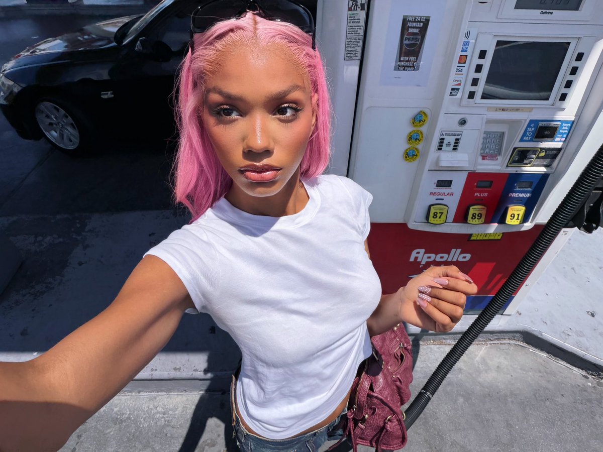 xoxoozoey's tweet photo. pink haired melanie you will always be famous ⋆｡‧˚ʚ🎀ɞ˚‧｡⋆ https://t.co/nuPRdgBXe5