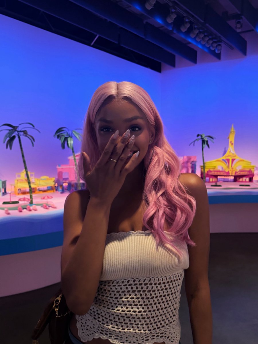 xoxoozoey's tweet photo. pink haired melanie you will always be famous ⋆｡‧˚ʚ🎀ɞ˚‧｡⋆ https://t.co/nuPRdgBXe5