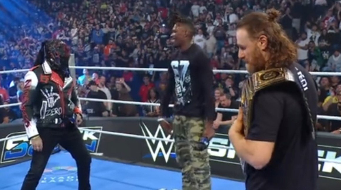 CrispyWrestlin's tweet photo. People from Raw see Roman ain't pulling up so they on Sami's ass instead 😭😭 https://t.co/K86OffcHNo