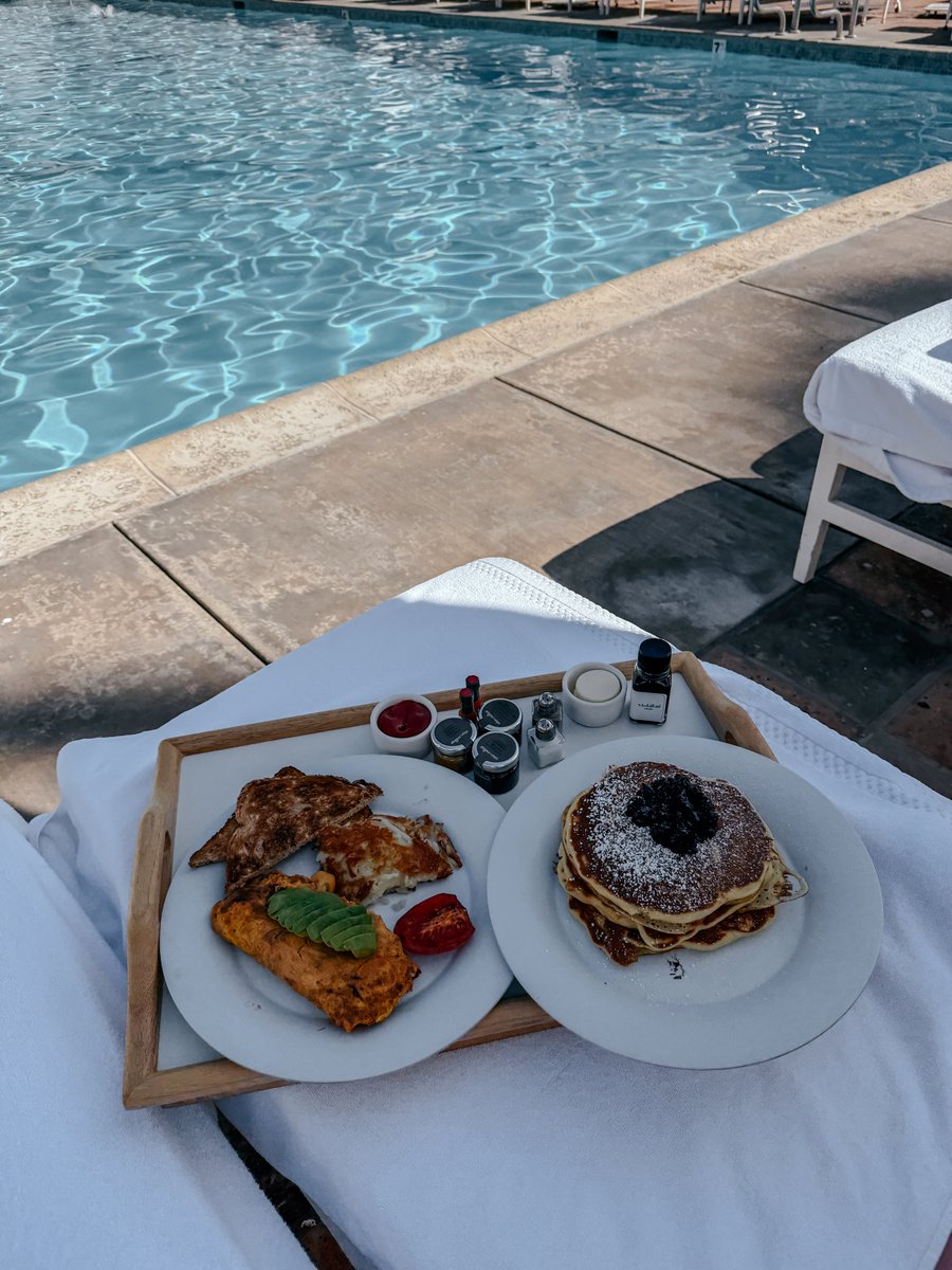 jackyluna2's tweet photo. Pool day at The Beverly Hills Hotel, soaking up the Los Angeles lifestyle by the water. https://t.co/gd6xR7nRL0