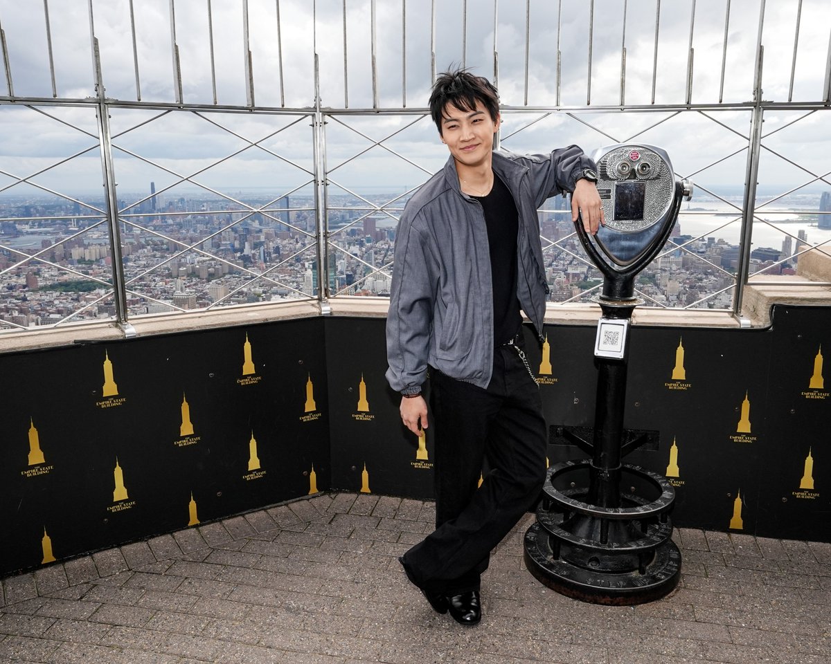 EmpireStateBldg's tweet photo. Jay B stopped by!

🎟️ Plan your visit to the Empire State Building Observation Deck: https://t.co/NswXaEUwr7 https://t.co/aAysFan5HV