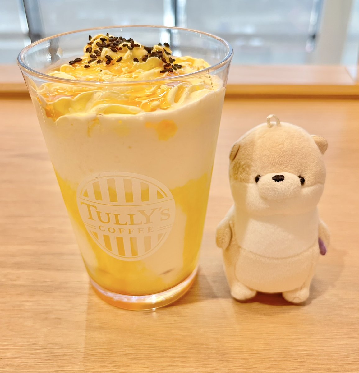 sweetjun9's tweet photo. 先月は東京都でしか飲めなかった
『OIMOシェイクールwith 大学芋』が地元でも😍ということで、朝用事後のご褒美🥰

(この時点で1日分のカロリーを摂取している気がするけどw、飲んじゃえばなくなるから、ゼロカロリー😗w)

恒例写真撮りに慣れてきたのか、堂々とした佇まい🥹😂 https://t.co/TpYDlhh5J4