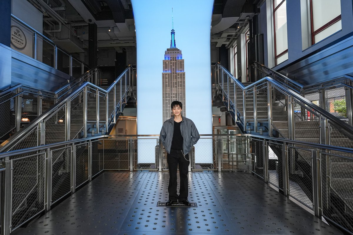 EmpireStateBldg's tweet photo. Jay B stopped by!

🎟️ Plan your visit to the Empire State Building Observation Deck: https://t.co/NswXaEUwr7 https://t.co/aAysFan5HV