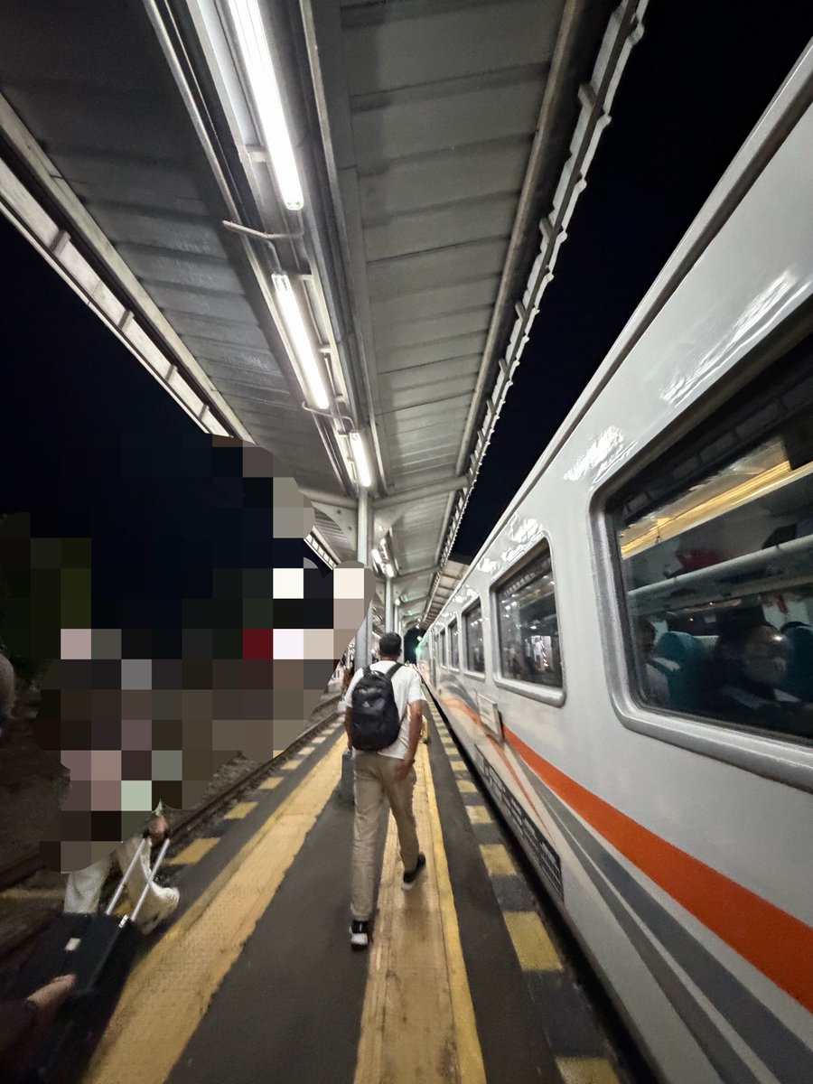 beychanda's tweet photo. lupa sarapan + makan malam, paginya earl grey, siangnya kopi, sorenya kopi pas dikereta meledak aslam w🙂‍↕️ turun kereta mama nungguin didepan, beliau khawatir rupanya🥹🤍 https://t.co/wnmfiZet83