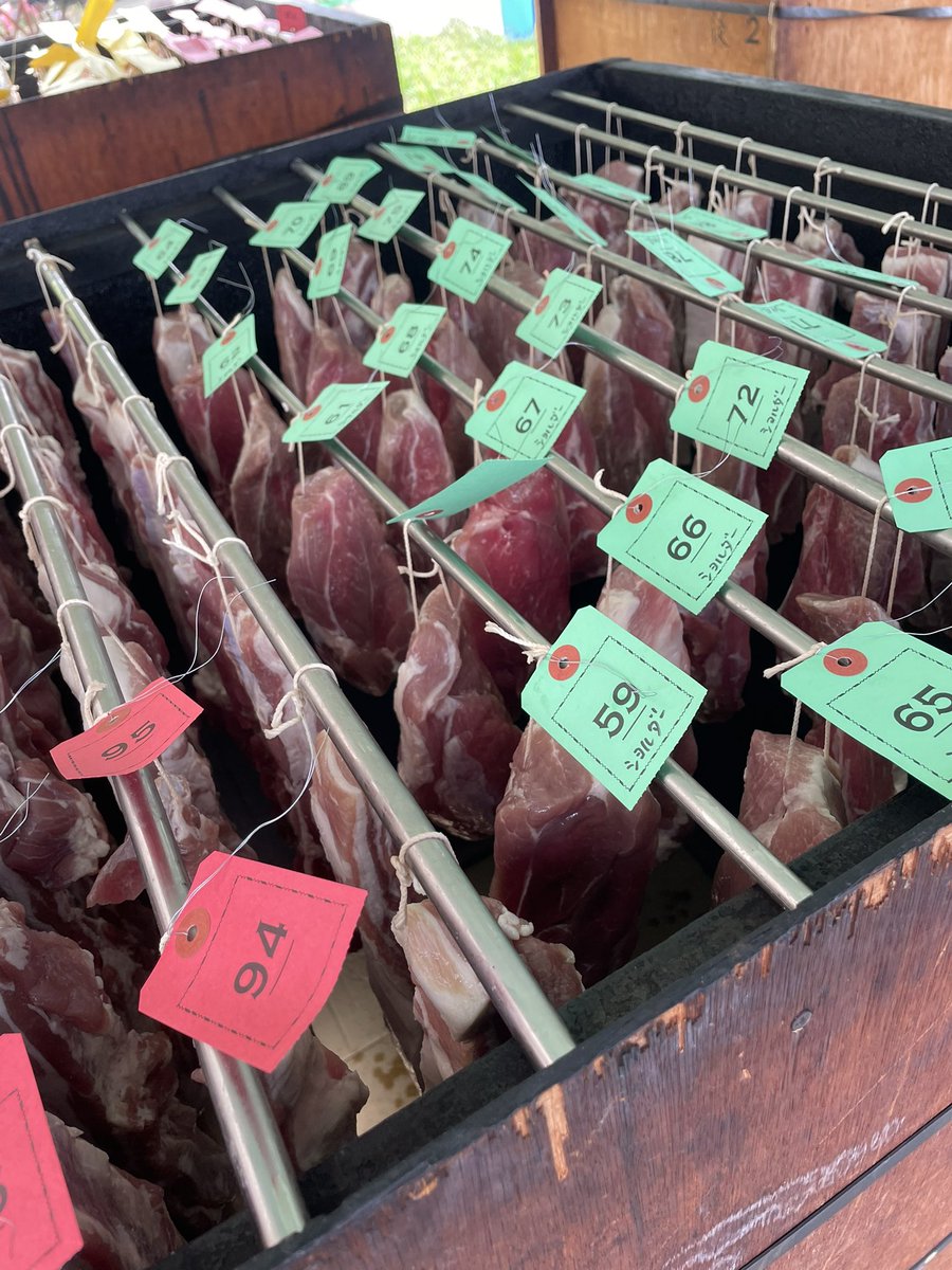 takechan_tei's tweet photo. 本日は筑波ハム陣屋さんで
月1回の出来立て吊るしベーコンの販売会😋
もちろん生マスタードめっちゃ合うから一緒に連れてってー🔥 https://t.co/iUl7X78GhX