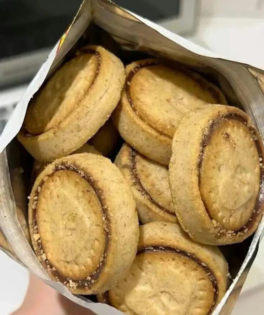 MeuDivoArthur's tweet photo. KENAPA BARU NEMU CAMILAN INI SEKARANG SIH😭

Awalnya nggak berekspektasi apa-apa, eh sekali coba langsung ketagihan. Biskuitnya crunchy, cokelatnya lumer dan isinya berasa di tiap gigitan🥹🫶

Semoga cepet masuk minimarket deh, biar pas pengen ngemil nggak perlu susah nyarinya😭 https://t.co/8SgpkebHcg