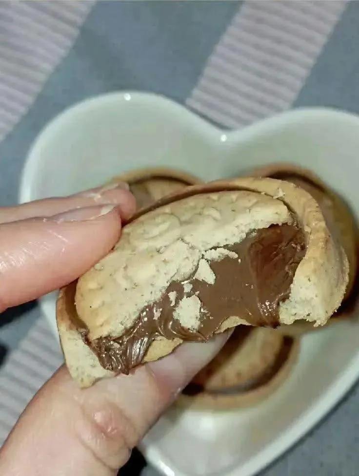 MeuDivoArthur's tweet photo. KENAPA BARU NEMU CAMILAN INI SEKARANG SIH😭

Awalnya nggak berekspektasi apa-apa, eh sekali coba langsung ketagihan. Biskuitnya crunchy, cokelatnya lumer dan isinya berasa di tiap gigitan🥹🫶

Semoga cepet masuk minimarket deh, biar pas pengen ngemil nggak perlu susah nyarinya😭 https://t.co/8SgpkebHcg
