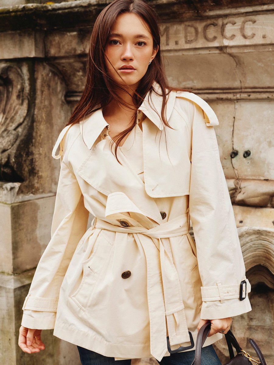 lilycheei's tweet photo. standing against london's old buildings, the whole look feels timeless https://t.co/SxX1hxB3a8