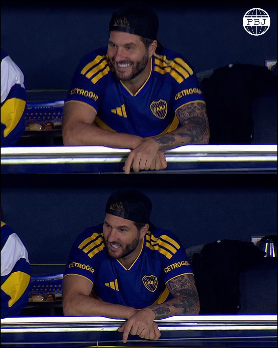 PlanetaBoca's tweet photo. 😱 GIGNAC ESTÁ EN LA BOMBONERA PARA VER A BOCA

🇫🇷 André-Pierre Gignac, exjugador de Olympique de Marsella y Tigres, entre otros clubes, asiste esta noche a la cancha del Xeneize para ver el duelo vs. Unión.

🔵 El francés es fanático de Juan Román Riquelme y suele hablar con el presidente de Boca, quien hace unos años le regaló una camiseta. Sí, esa que está usando en un picadito.