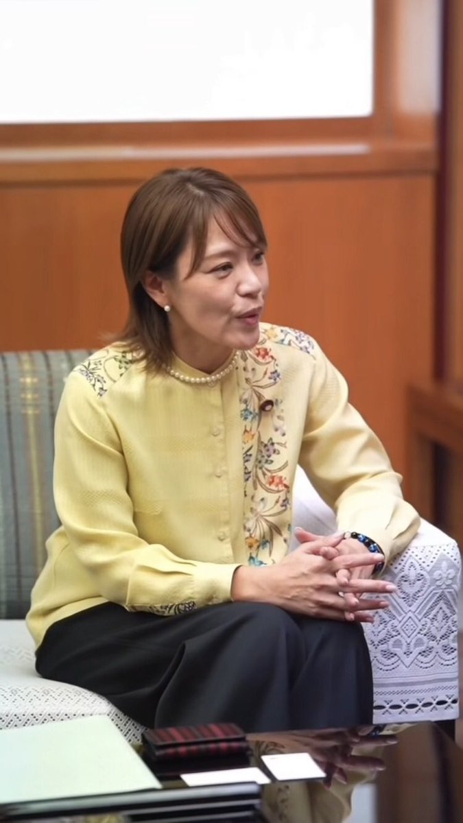 Izumi_Sunagawa's tweet photo. 今井絵理子、何の実績もない芸能上がりが副大臣になった途端に偉そう。

同い年の東大卒・古謝沖縄県知事に対して、握手の場面で完全に上から目線。
肘をついたような座り方までして、態度が悪く見えるよ。

沖縄担当とか言ってるけど、現場の首長に対する姿勢がこれ？ https://t.co/VFzBebMbtG