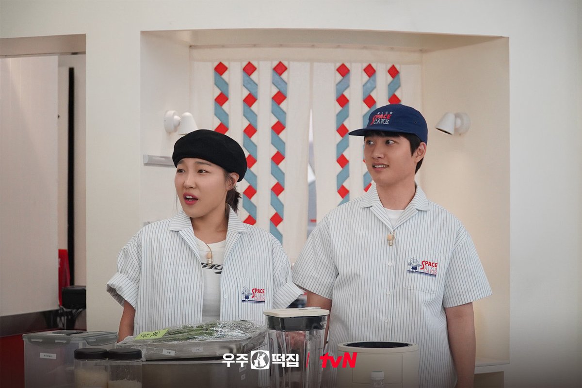 chtvn's tweet photo. [10화 비하인드]
신메뉴와 함께 등장한 신입 알바생!
그런데… 화려한 경력을 곁들인✨

<우주떡집>
[금] 저녁 8:35 tvN

#tvN #우주떡집
#이은지 #미미 #이영지 #안유진 #도경수
#즐거움엔20tvN #스트리밍은TVING https://t.co/3Kqlt2C6ww