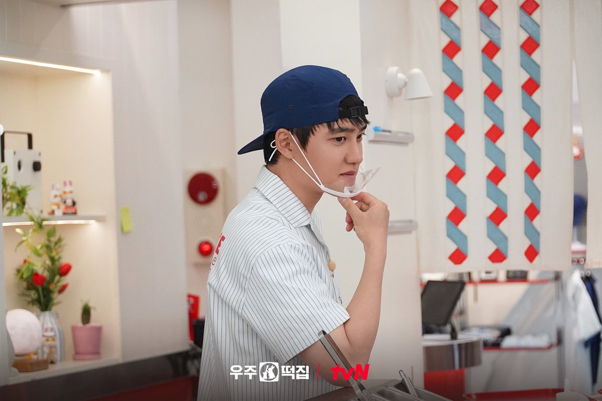 chtvn's tweet photo. [10화 비하인드]
신메뉴와 함께 등장한 신입 알바생!
그런데… 화려한 경력을 곁들인✨

<우주떡집>
[금] 저녁 8:35 tvN

#tvN #우주떡집
#이은지 #미미 #이영지 #안유진 #도경수
#즐거움엔20tvN #스트리밍은TVING https://t.co/3Kqlt2C6ww