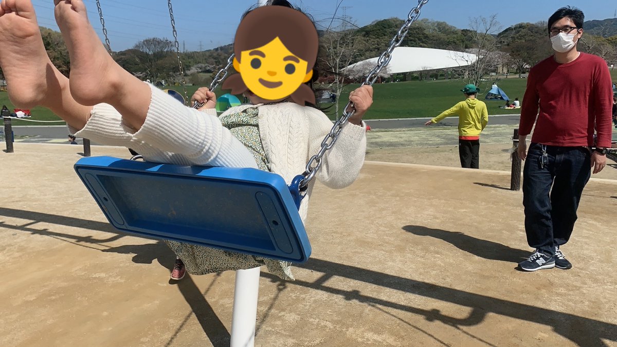 taka19900611's tweet photo. 昔は、
娘に「公園行こう」と言われると、
正直めんどくさいなと思う日もあった。

また公園か。

またブランコか。

そう思っていた。

でも先日、

「お父さん、公園に行きたい」

と言われて、
少し嬉しくなった。

最近は、
一緒に公園へ行くことも減っていたから。
「いいよ」

とすぐ答えた。
すると娘は、

「じゃあ○○ちゃんが来るから、お父さん公園まで送ってね」

と言った。

ああ。

自分と遊ぶためじゃなかった。

友達と遊びたかっただけだった。

公園に着くと、
娘は友達を見つけて走っていった。

そして自分には、

「お父さん、これ持ってて」

と荷物だけ渡してきた。
自分はベンチに座って、
楽しそうに遊ぶ娘を見ていた。

昔は、
公園に来ればずっと一緒だった。

ブランコに乗って、

「押して」

と言われて、
何度も後ろから押した。

今はもう、
自分でこげる。
子どもと一緒に公園へ行ける時期って、

その時はずっと続くように感じる。

でも、
気づいたら終わり始めてる。

公園に行きすぎて、
めんどくさがっていた昔の自分に言いたい。

その「また公園か」は、
いつか「もう一緒に行かない」に変わるぞって。

この日は、
ベンチから娘の荷物を持って見ていただけだった。
それでも、
一緒に公園へ来られたことが少し嬉しかった。
