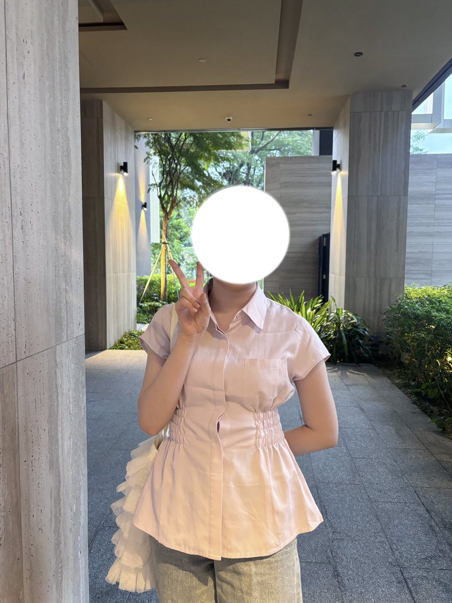 inami2525's tweet photo. 海外で買ったシャツ、タグ見る限り高島屋の制服っぽいけど可愛いから着てる。インディーズの高島屋店員。 https://t.co/TcmqAjkdXY