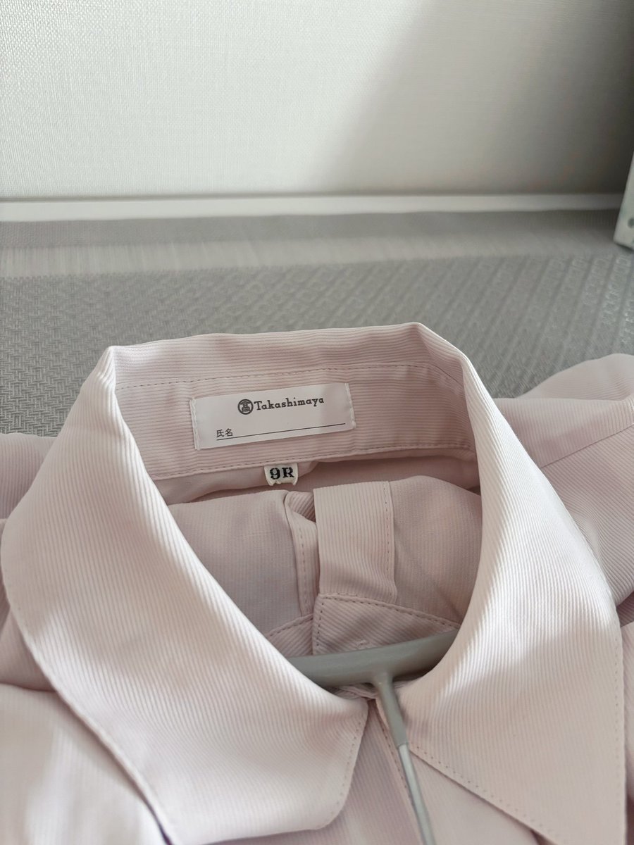 inami2525's tweet photo. 海外で買ったシャツ、タグ見る限り高島屋の制服っぽいけど可愛いから着てる。インディーズの高島屋店員。 https://t.co/TcmqAjkdXY