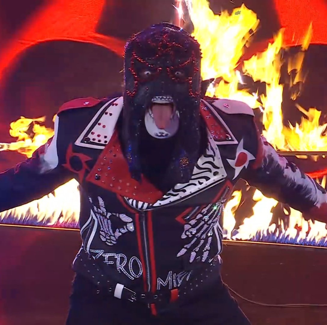 pent4vamp's tweet photo. HELLO?? NEW MASK???
#smackdown https://t.co/Tcm8zmfNEF