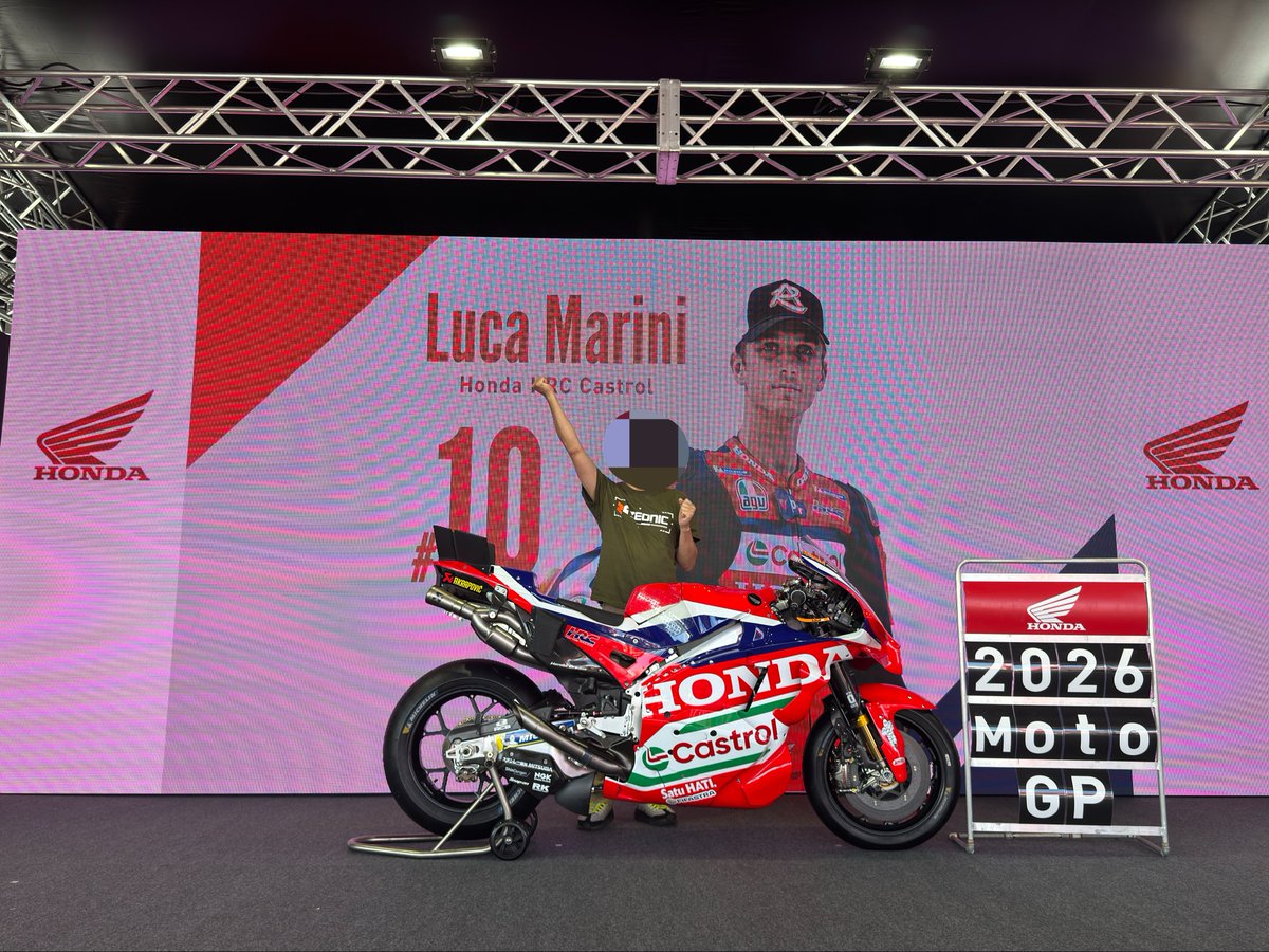 hiroYZFR1's tweet photo. 今年もMotoGPに来ました‼️
お客さん凄い数😱
でも土日といい天気で良かったです🤗

#MotoGP #JapanGP https://t.co/GyAX3BLzXz
