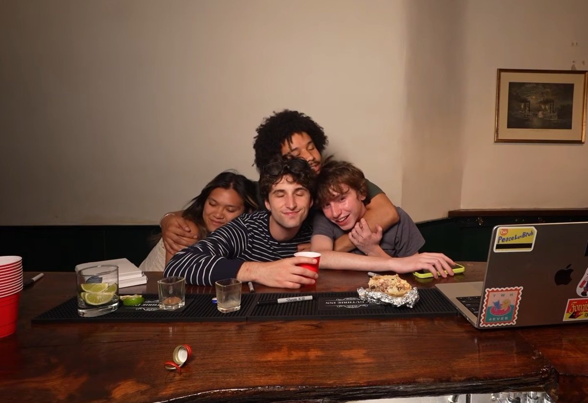popcornpiso's tweet photo. when you have a bunch of friends <3 https://t.co/yeuOMD9Qi0